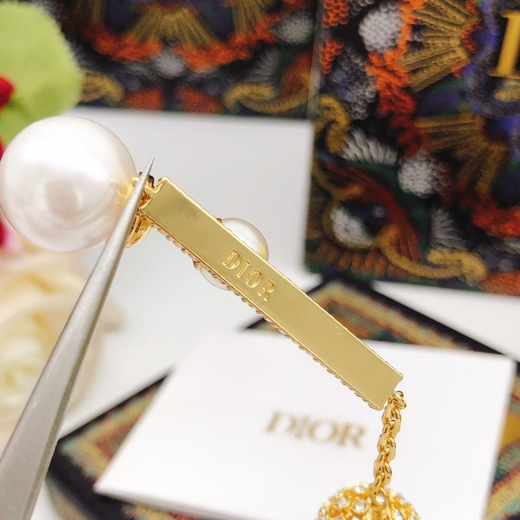 Dior Tassel Diamonds 18K Gold Earrings product image 6, provided for visual reference and product detail review