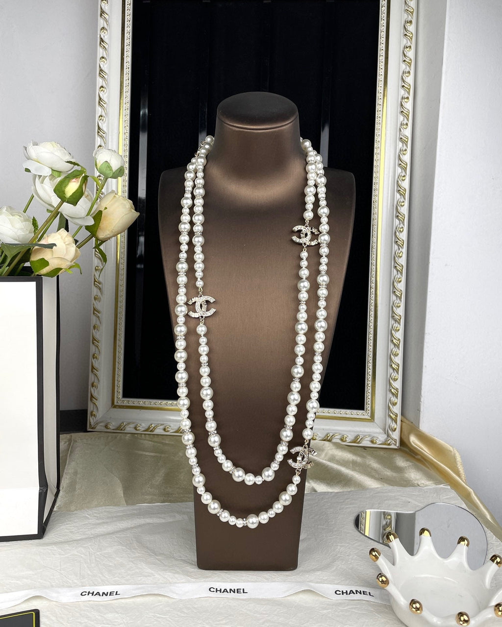 Chanel Pearls Long 18K Gold Necklace product image 6, provided for visual reference and product detail review