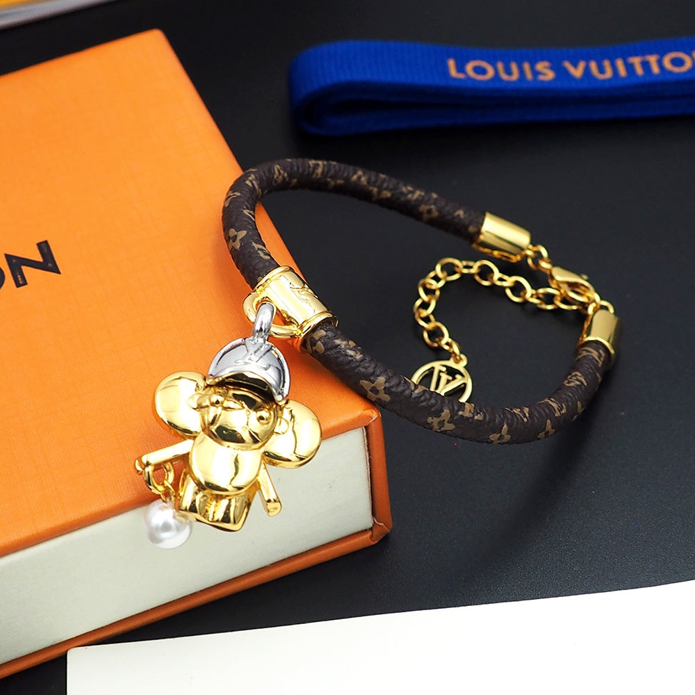 Louis Vuitton Vivienne Pearls 18K Gold Bracelet product image 8, provided for visual reference and product detail review