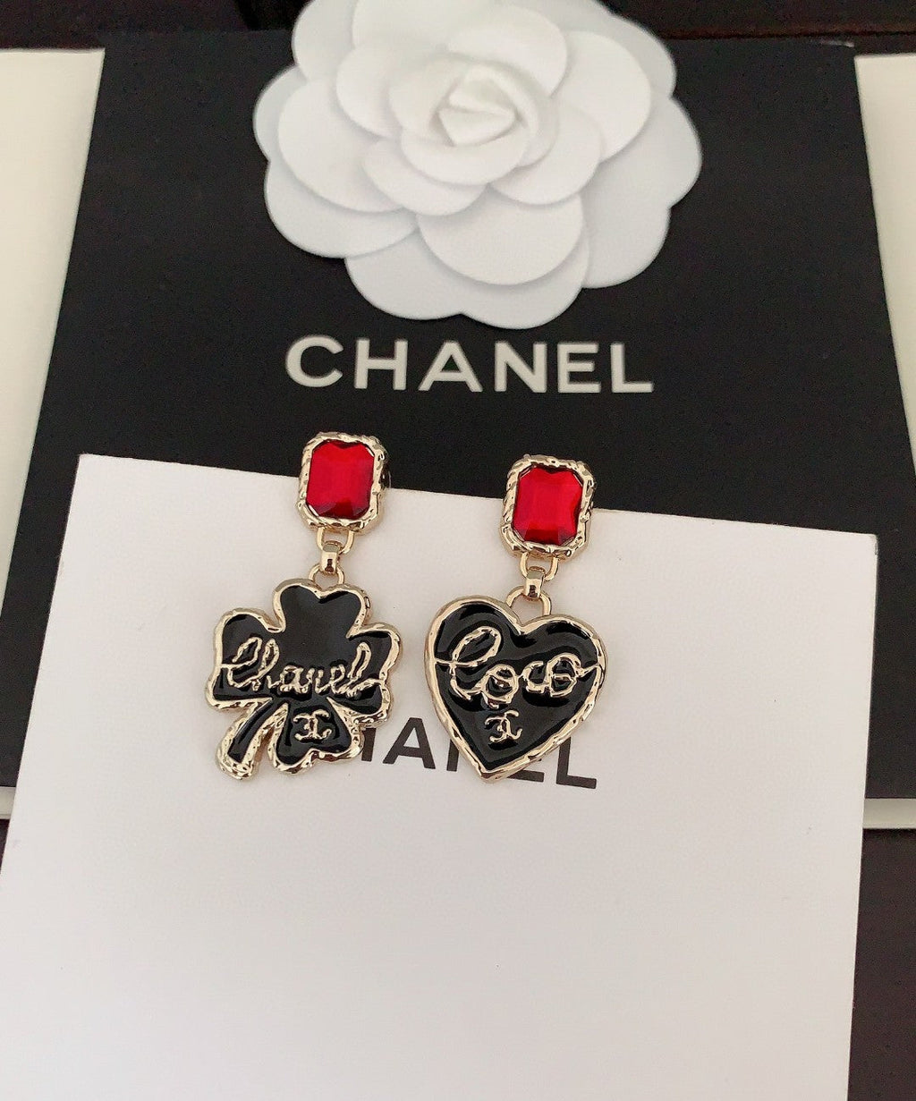 Chanel Heart 18K Gold Earrings product image 2, provided for visual reference and product detail review