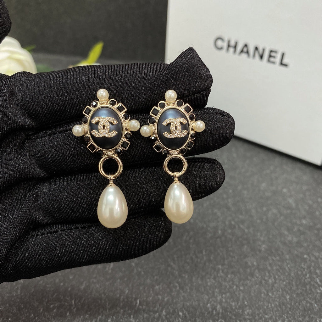 Chanel Pearl Pendant 18K Gold Earrings product image 8, provided for visual reference and product detail review