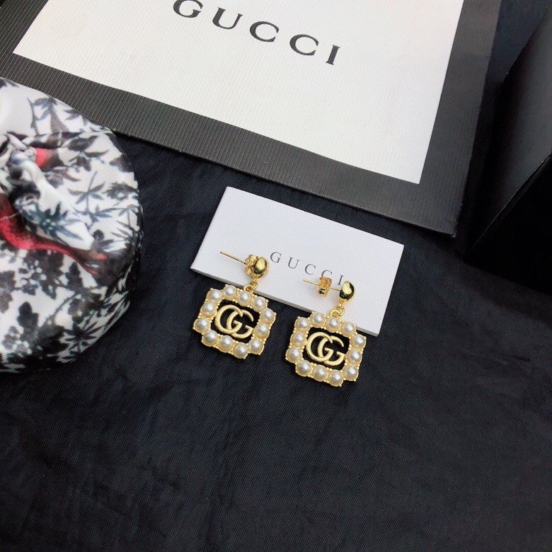 Gucci Double Square Pearls 18K Gold Earrings product image 3, provided for visual reference and product detail review
