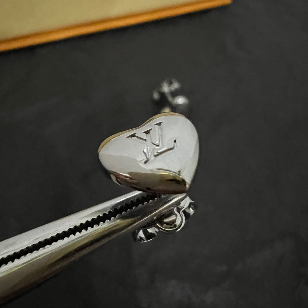 Louis Vuitton Heart 18K Gold Earrings product image 5, provided for visual reference and product detail review