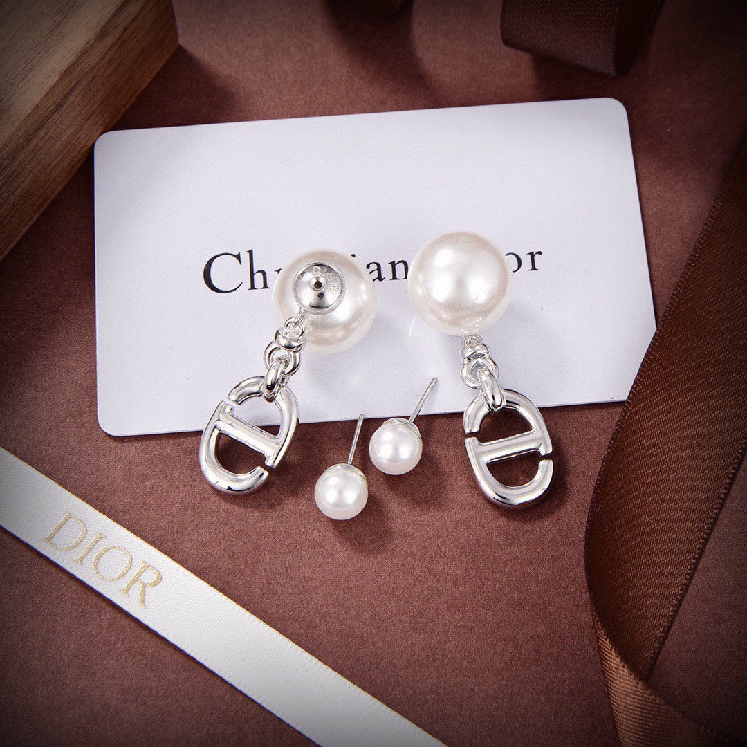 Dior 30 Montaigne 18K Gold Earrings product image 7, provided for visual reference and product detail review