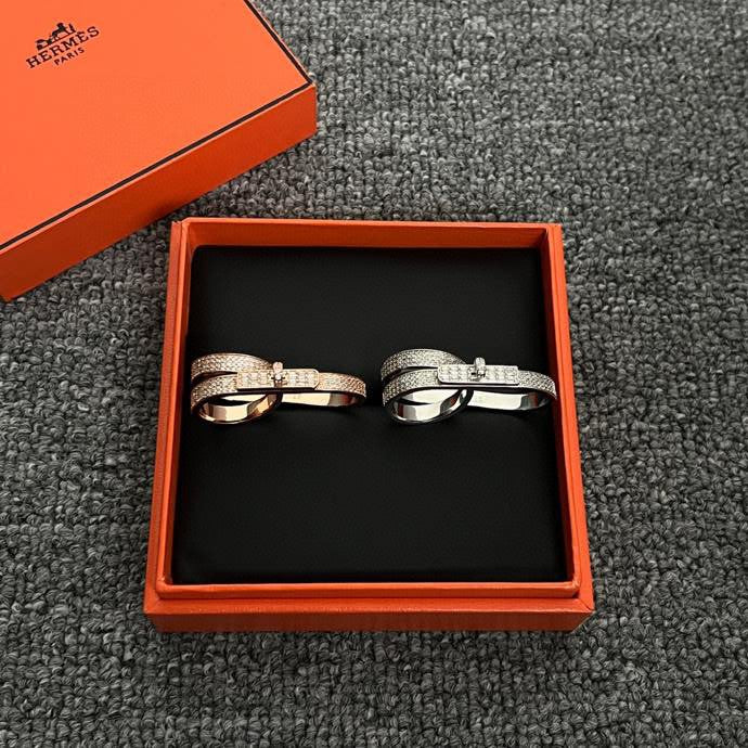 Hermes Kelly Gavroche Double 18K Gold Ring product image 9, provided for visual reference and product detail review