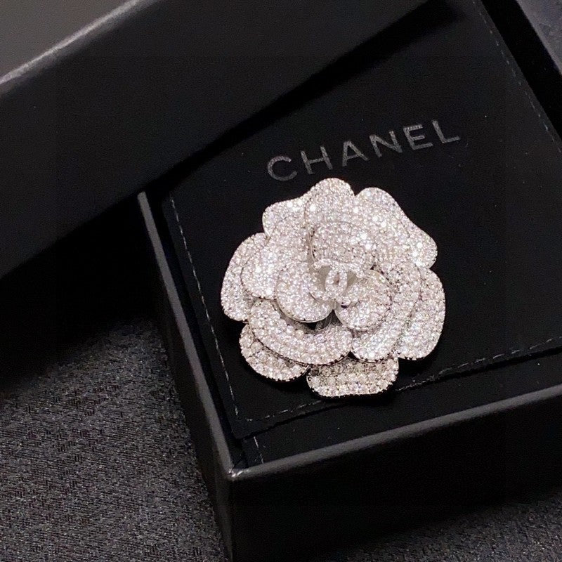 Chanel Full Diamond Camellia 18K Gold Brooch product image 1, provided for visual reference and product detail review
