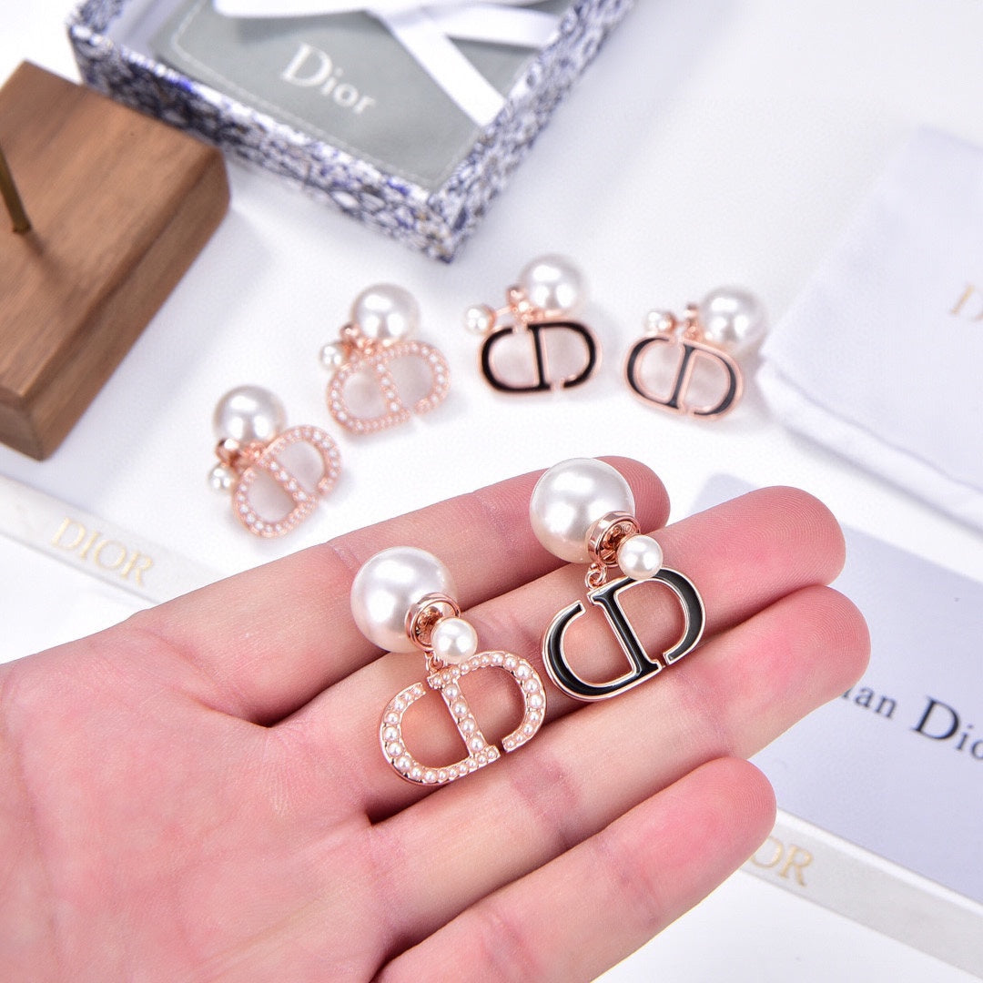 Dior 30 Montaigne 18K Gold Earrings product image 6, provided for visual reference and product detail review