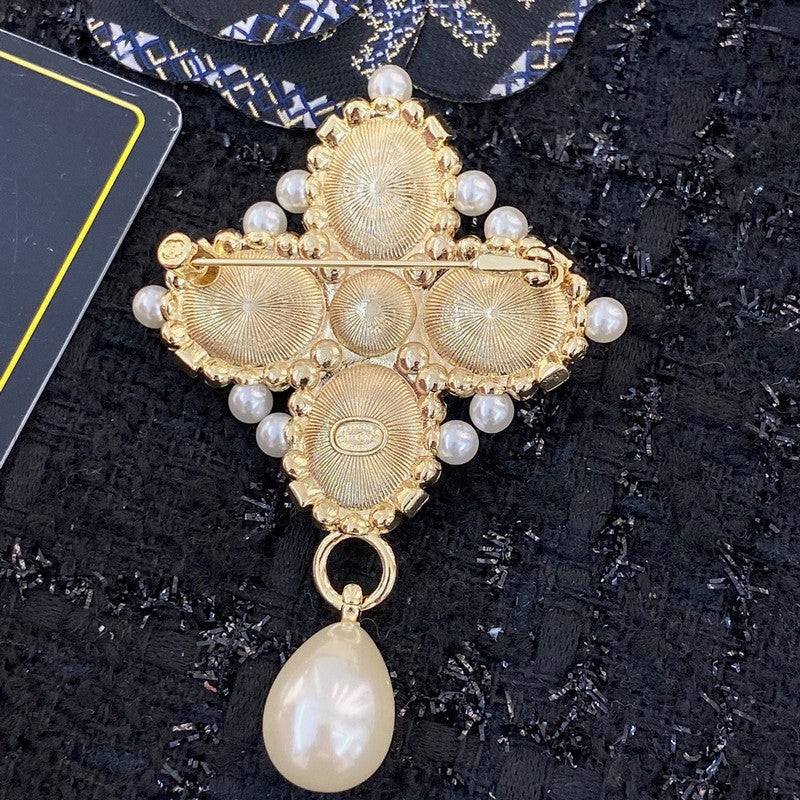 Chanel Pearl Pendant Gold 18K Gold Brooch product image 6, provided for visual reference and product detail review