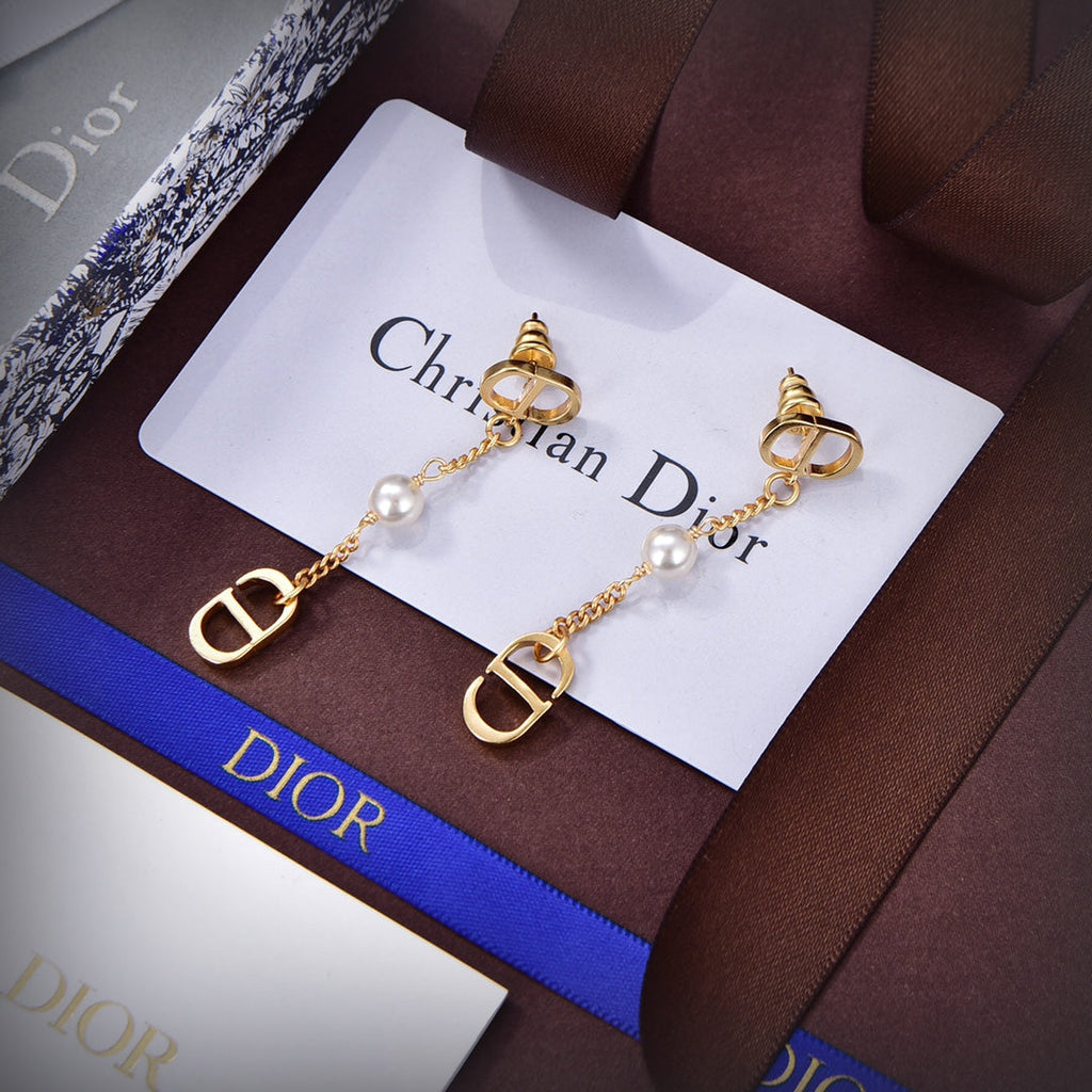 Dior 30 Montaigne 18K Gold Earrings product image 8, provided for visual reference and product detail review
