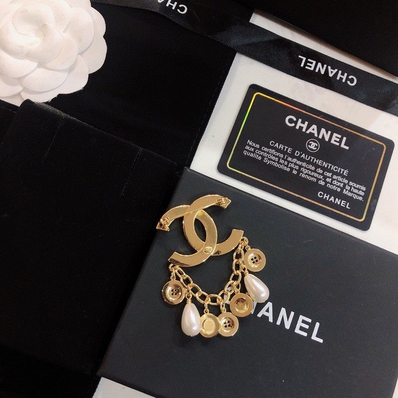 Chanel Pearl Pendant 18K Gold Brooch product image 7, provided for visual reference and product detail review