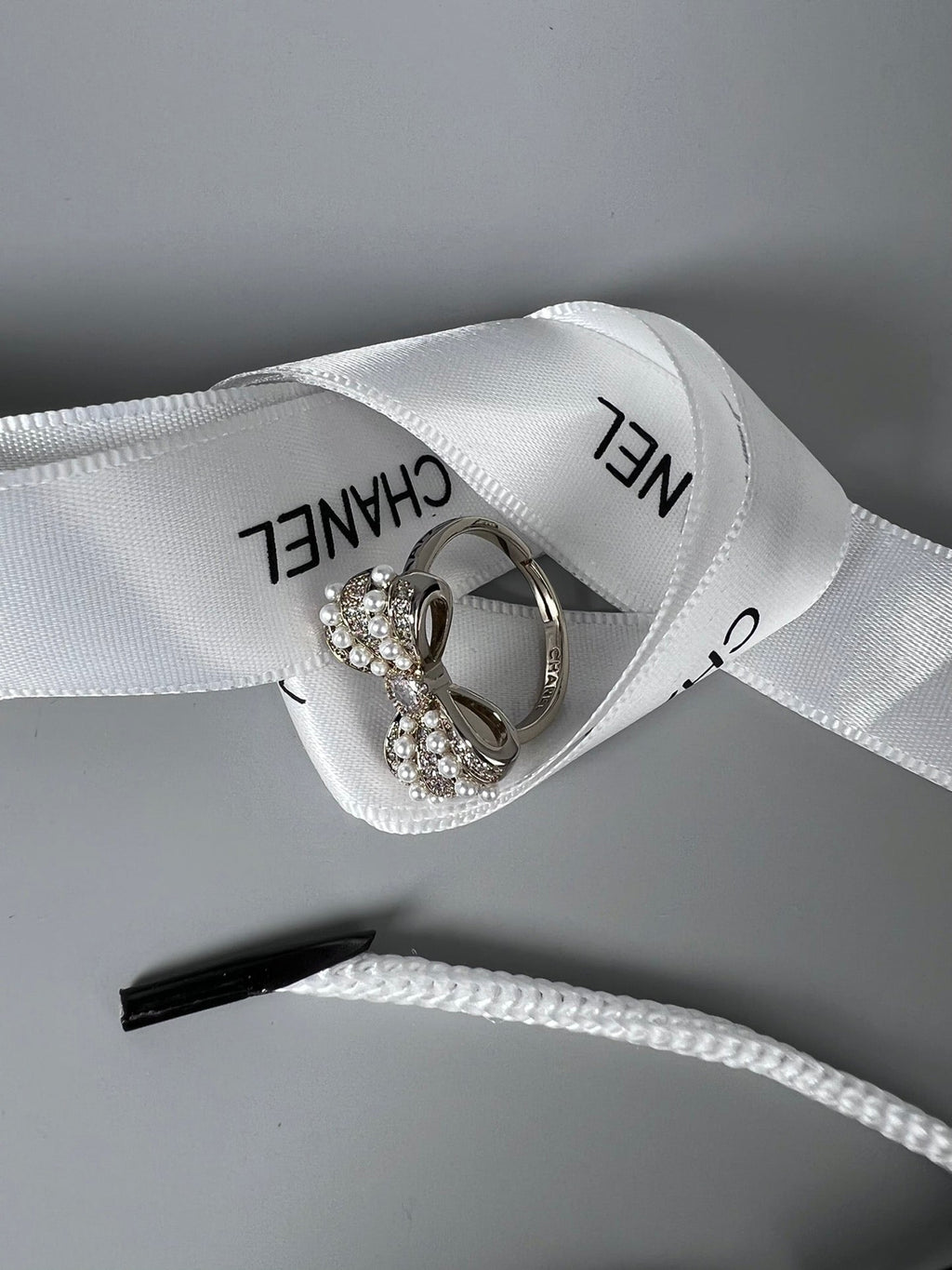 Chanel Bow Tie Pearls 18K Gold Ring product image 3, provided for visual reference and product detail review