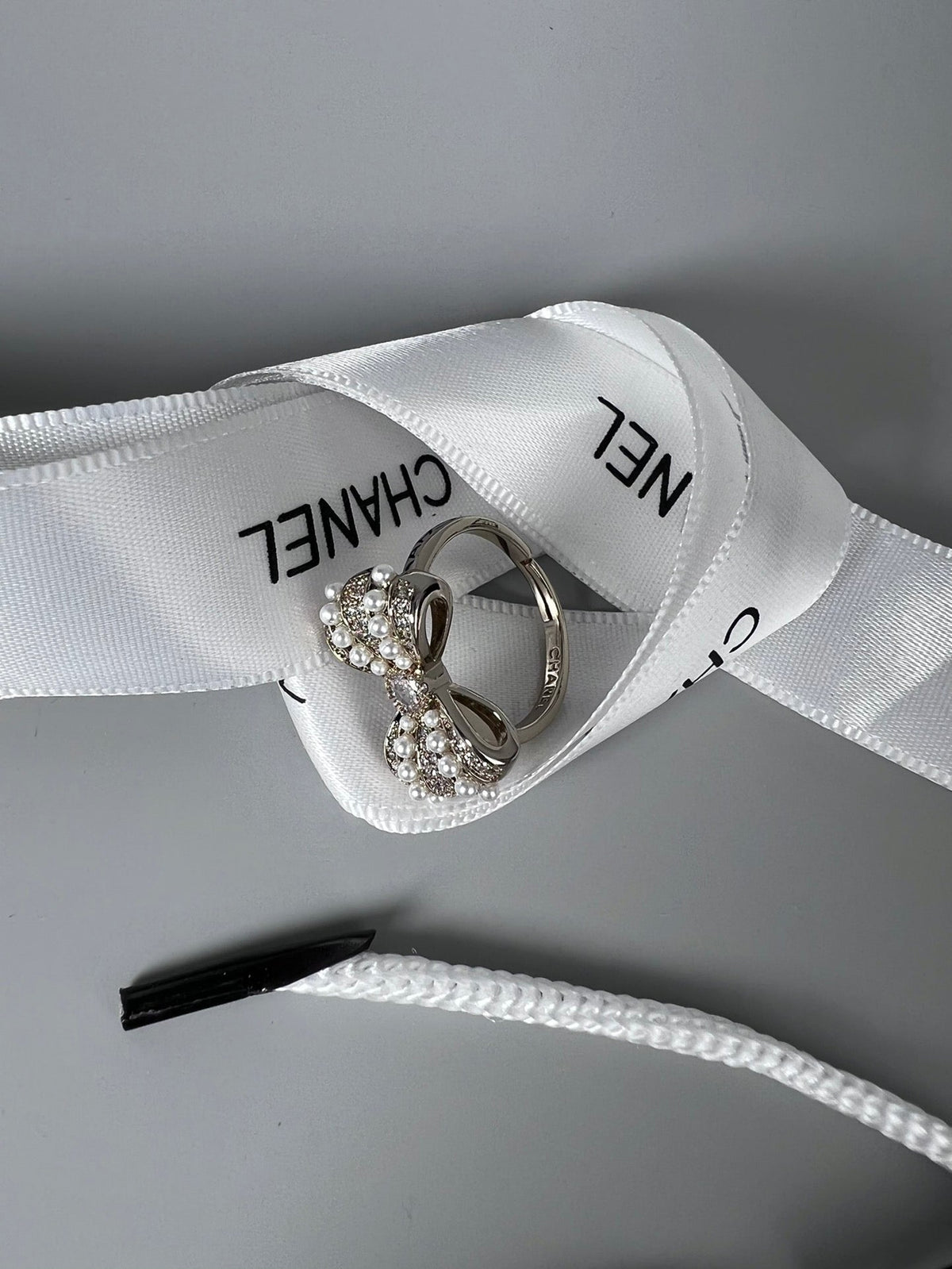 Chanel Bow Tie Pearls 18K Gold Ring product image 3, provided for visual reference and product detail review