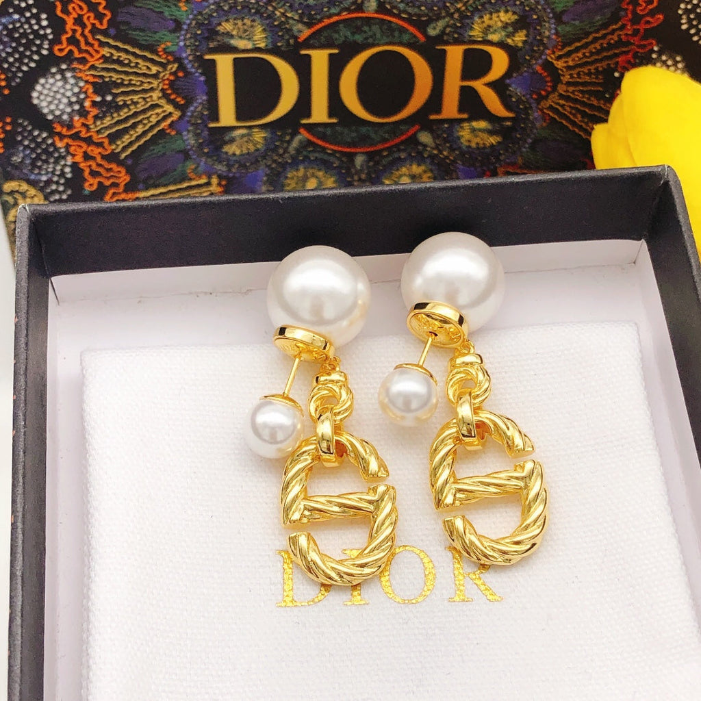 Dior 30 Montaigne Pearls 18K Gold Earrings product image 8, provided for visual reference and product detail review