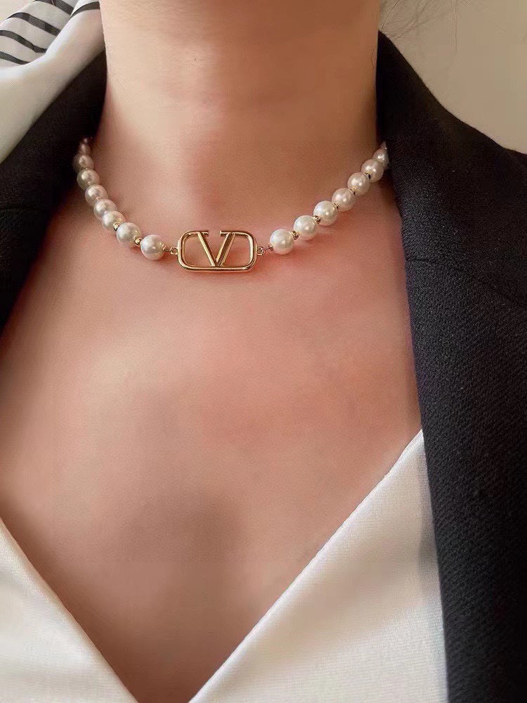 VLogo Pearls Choker 18K Gold Necklace product image 5, provided for visual reference and product detail review