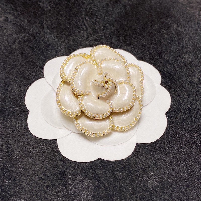 Chanel Camellia Black & White 18K Gold Brooch product image 3, provided for visual reference and product detail review