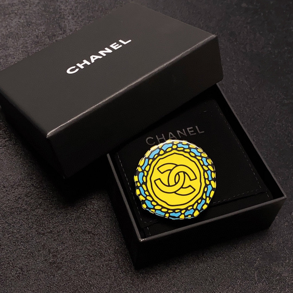 Chanel Color 18K Gold Brooch product image 7, provided for visual reference and product detail review