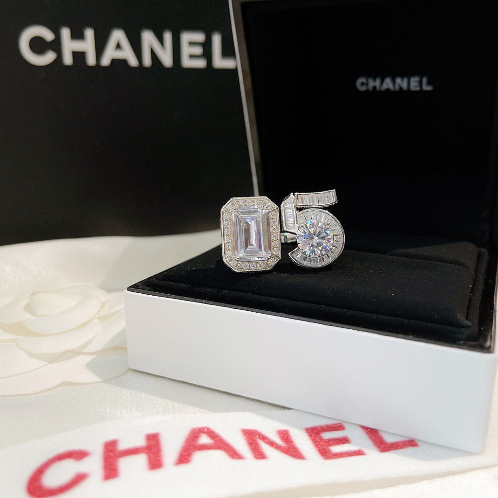 Chanel No.5 Diamonds 18K Gold Ring product image 7, provided for visual reference and product detail review