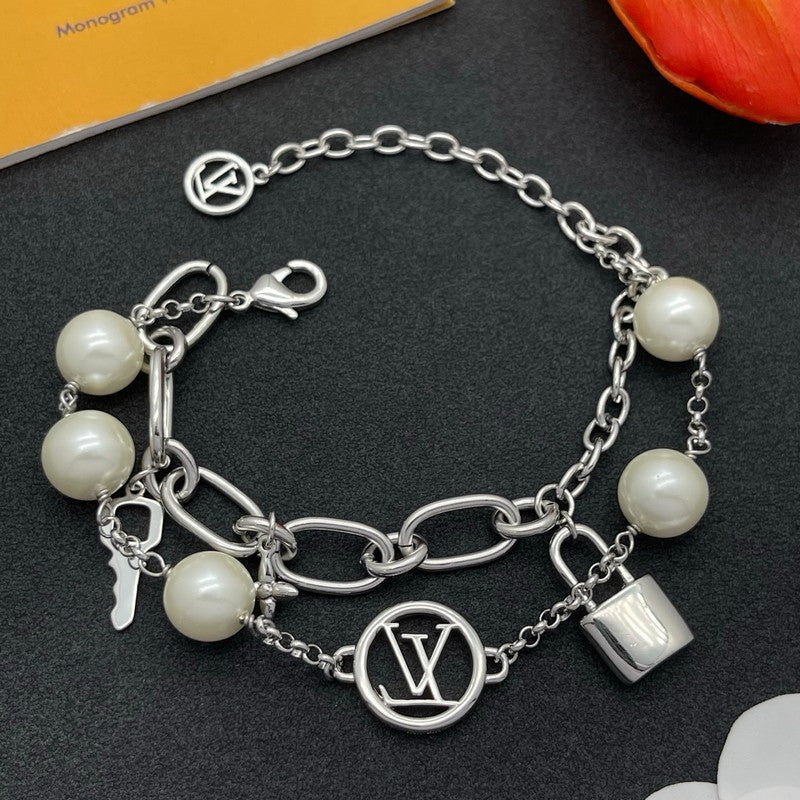 Louis Vuitton Pearl Lock Gold 18K Gold Bracelet product image 2, provided for visual reference and product detail review