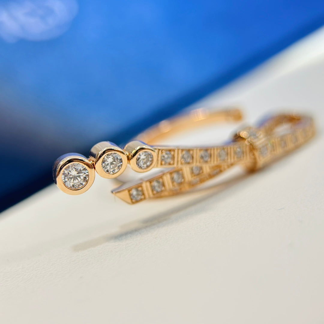 Chanel Ruban Diamonds 18K Gold Ring product image 6, provided for visual reference and product detail review