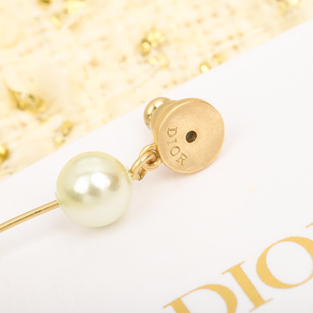 Dior Pearl Pendant 18K Gold Earrings product image 8, provided for visual reference and product detail review