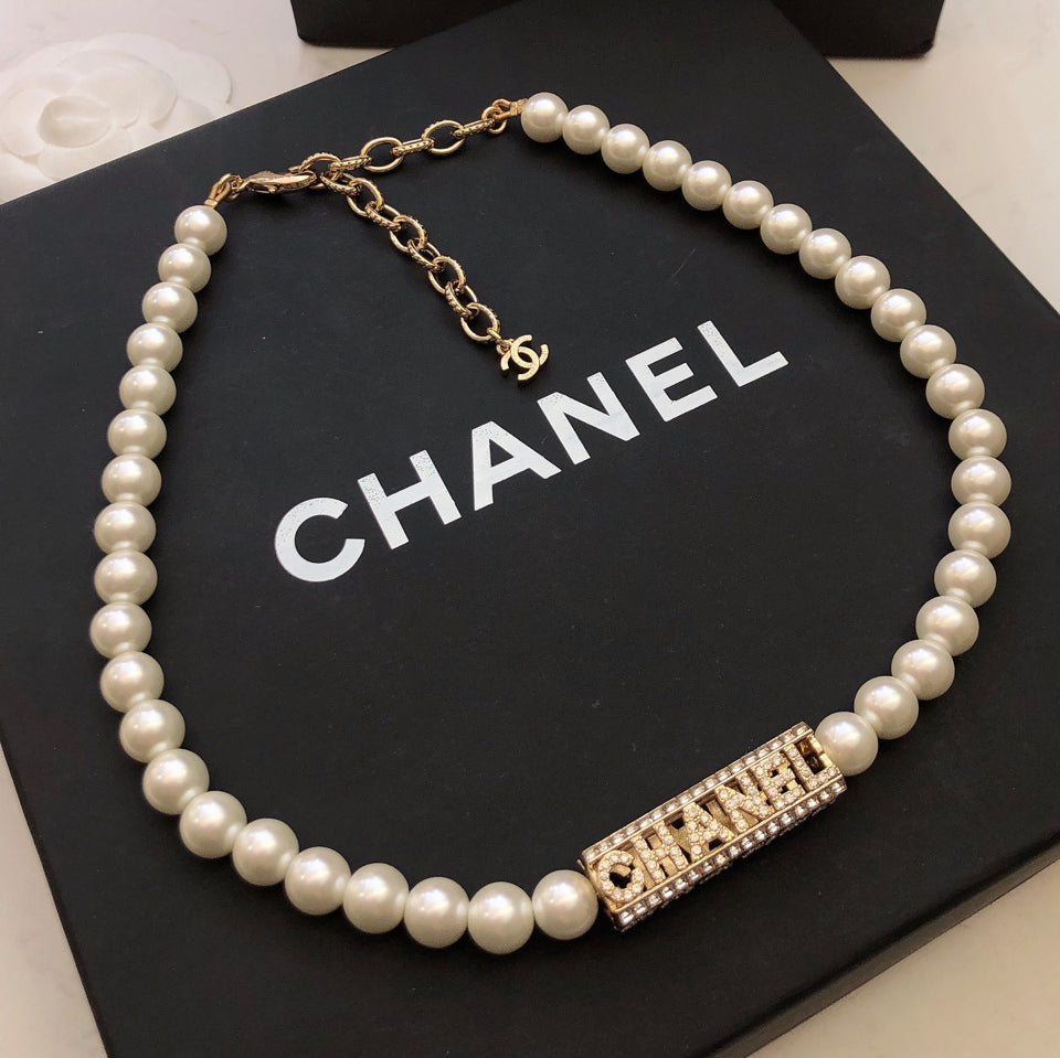 Chanel Script Pearls Chain 18K Gold Necklace product image 1, provided for visual reference and product detail review