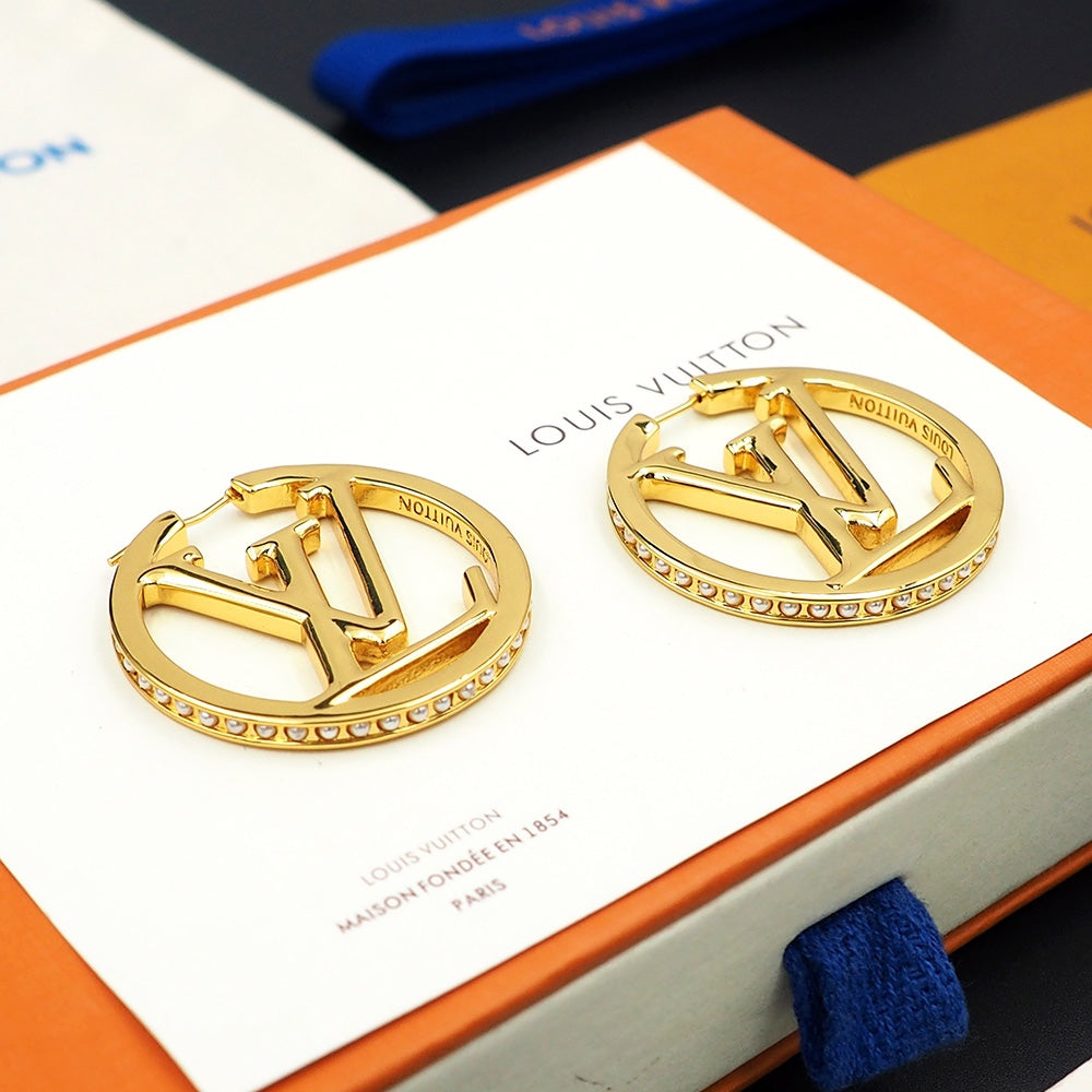 Louis Vuitton Louise Pearls 18K Gold Earrings product image 13, provided for visual reference and product detail review