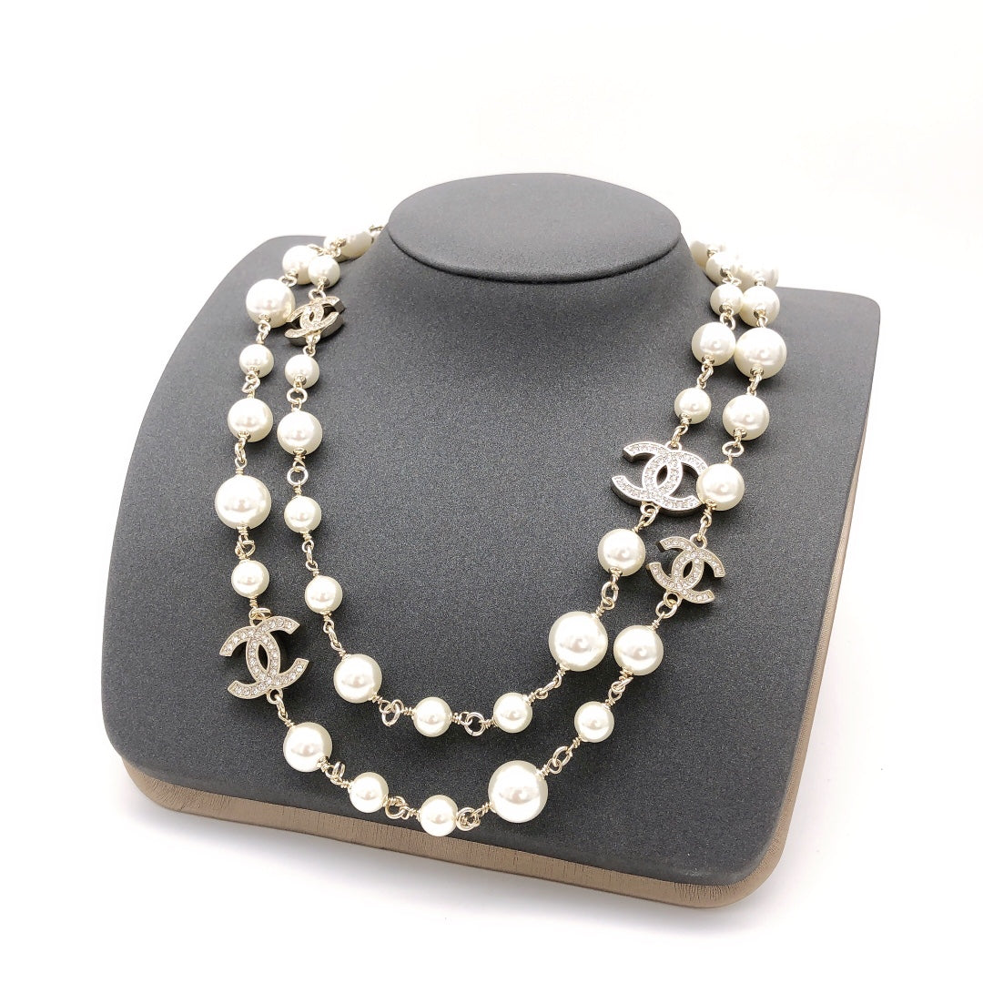 Chanel Long Pearls 18K Gold Necklace product image 6, provided for visual reference and product detail review