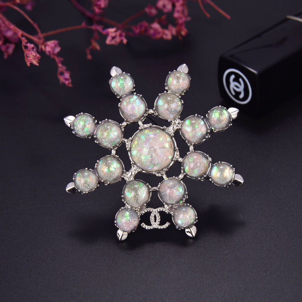 Chanel Flower Crystals 18K Gold Brooch product image 6, provided for visual reference and product detail review