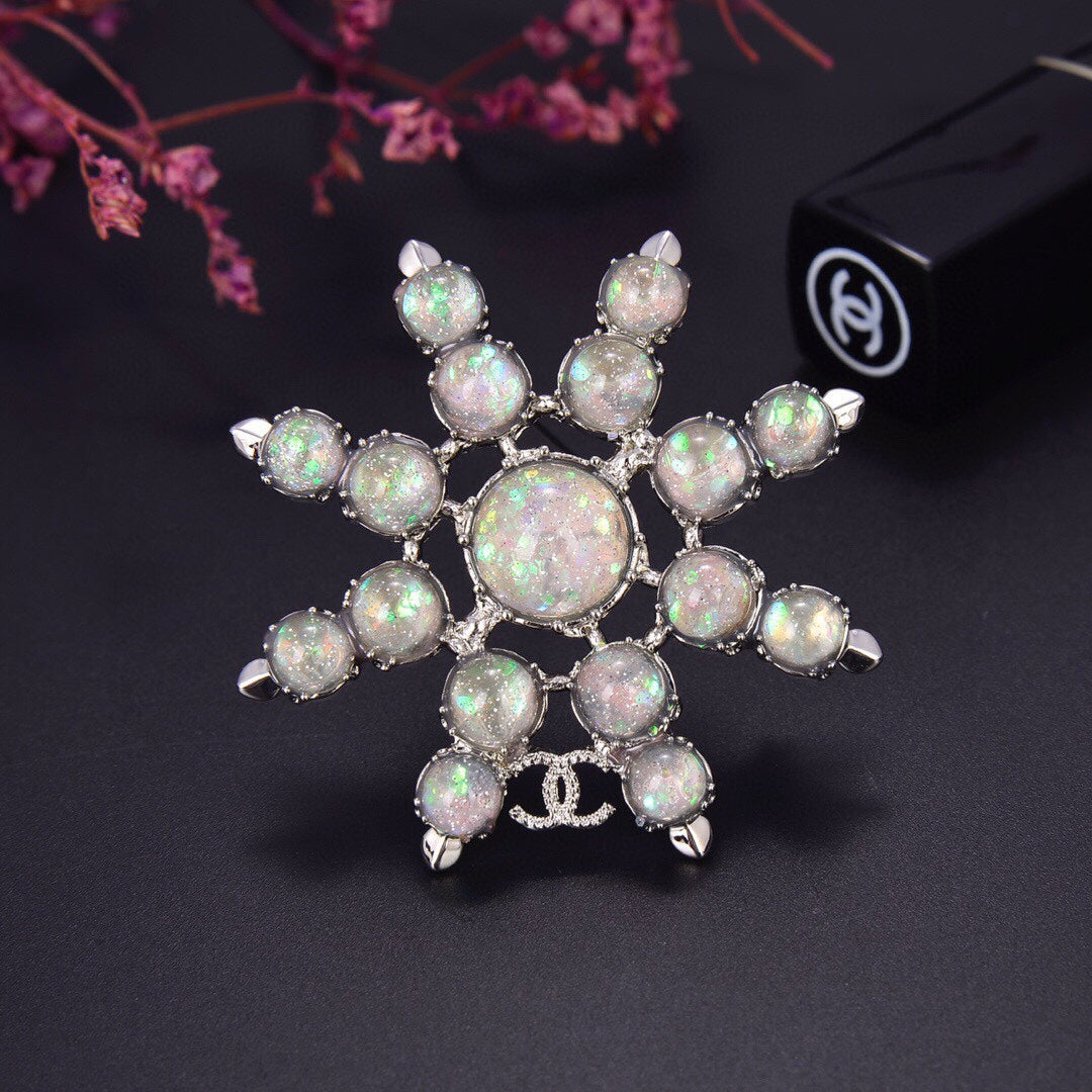 Chanel Flower Crystals 18K Gold Brooch product image 6, provided for visual reference and product detail review
