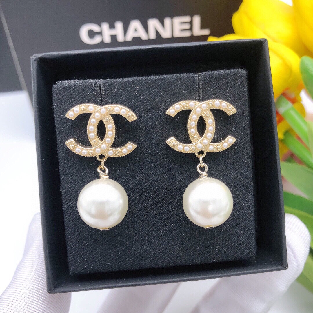 Chanel Pearl Drop 18K Gold Earrings product image 3, provided for visual reference and product detail review