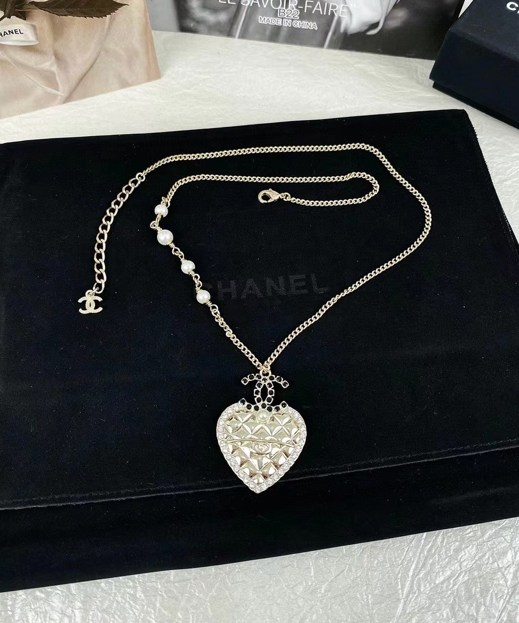 Chanel Heart 18K Gold Necklace product image 6, provided for visual reference and product detail review