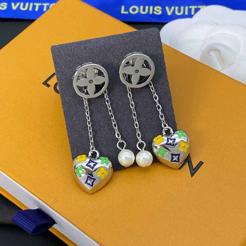 Louis Vuitton Diamond Pearl Drop 18K Gold Earrings product image 6, provided for visual reference and product detail review