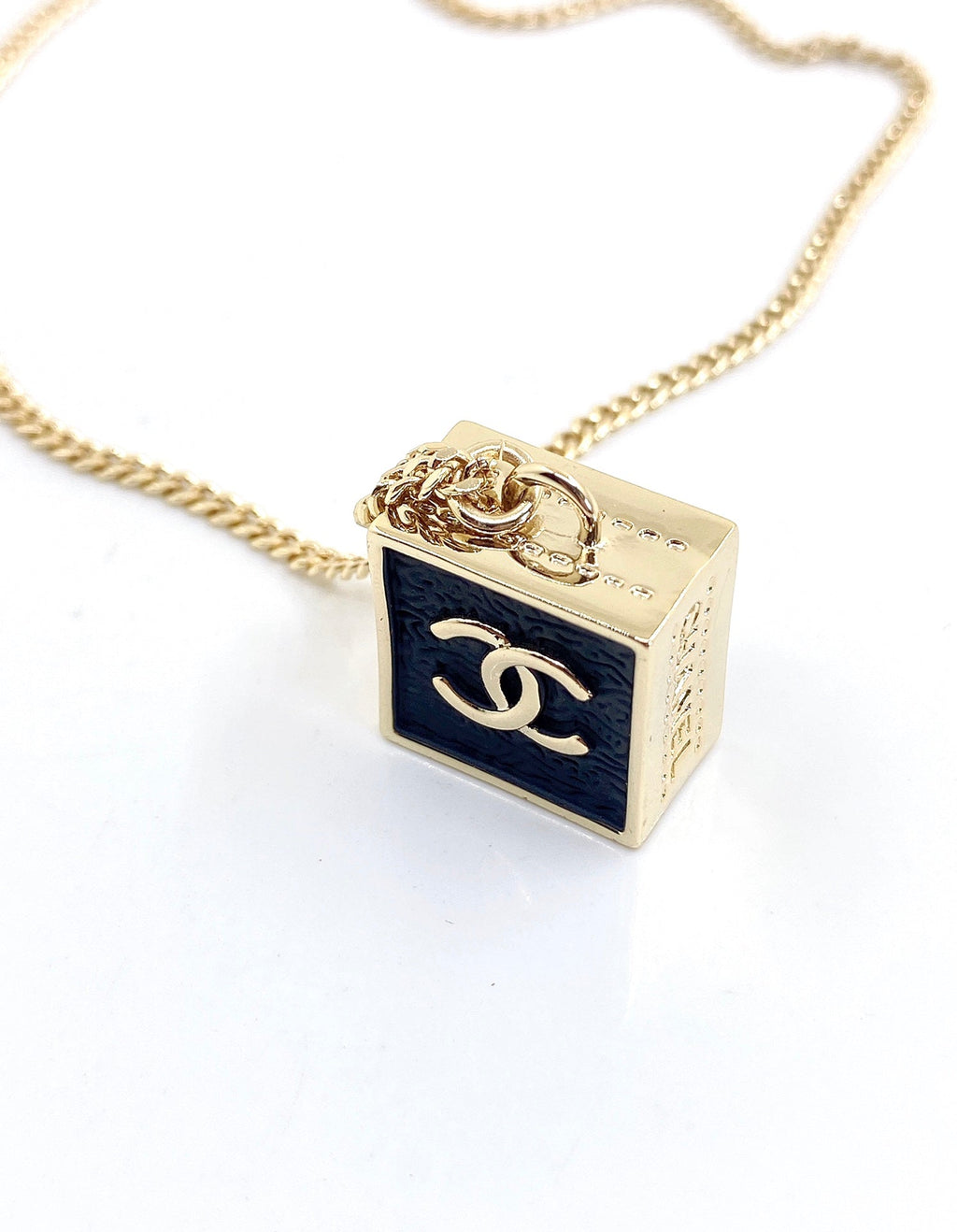 Chanel Square Pendant 18K Gold Necklace product image 6, provided for visual reference and product detail review