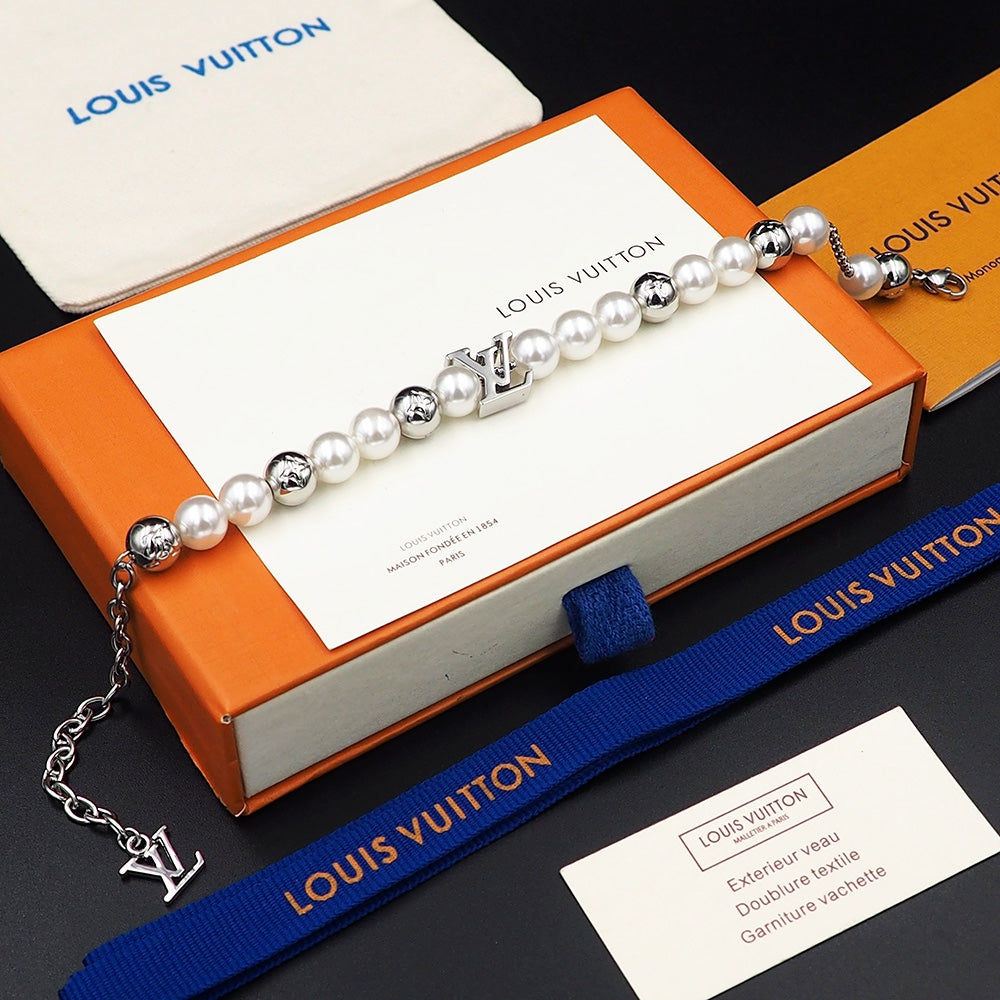 Louis Vuitton Monogram White Pearls 18K Gold Bracelet product image 8, provided for visual reference and product detail