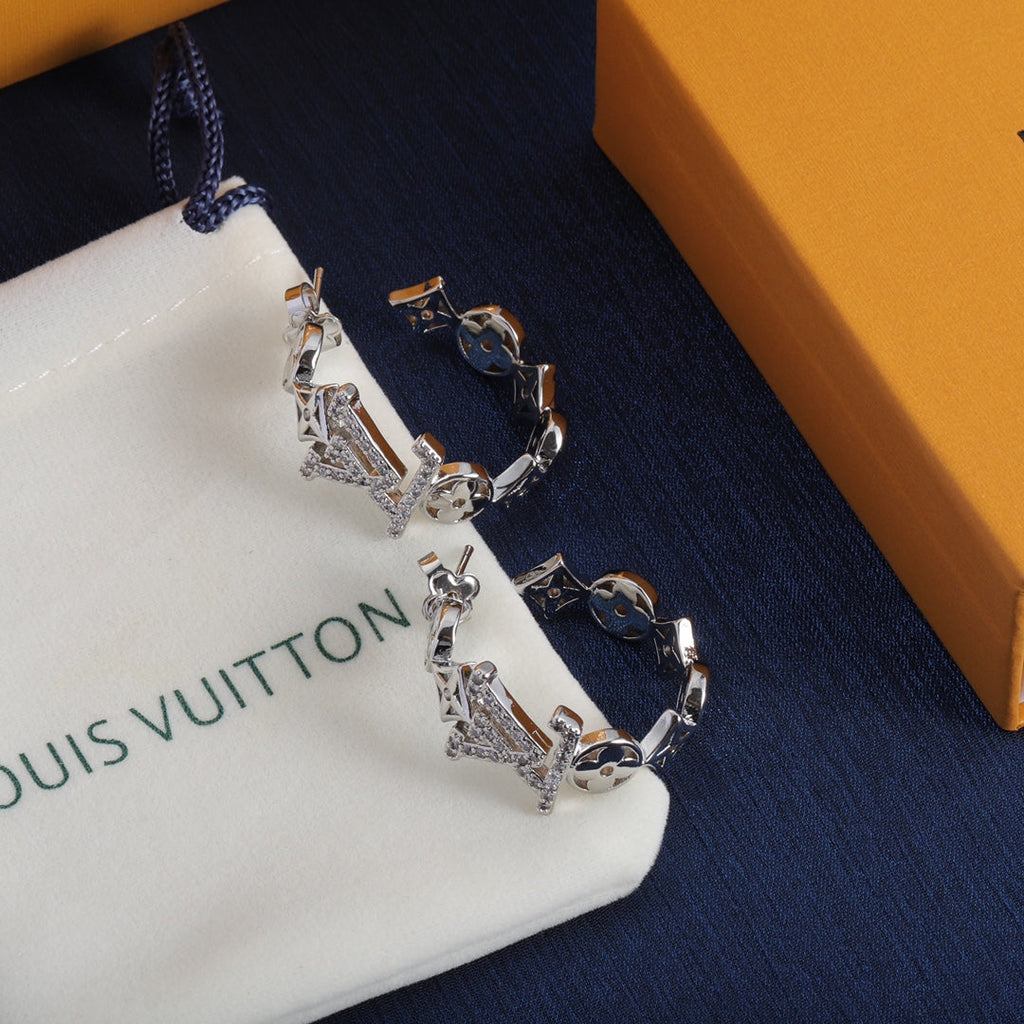 Louis Vuitton Script Diamonds 18K Gold Earrings product image 6, provided for visual reference and product detail review