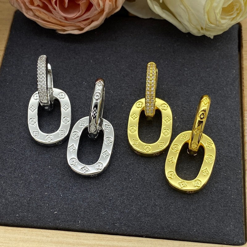 Louis Vuitton Circle 18K Gold Earrings product image 4, provided for visual reference and product detail review