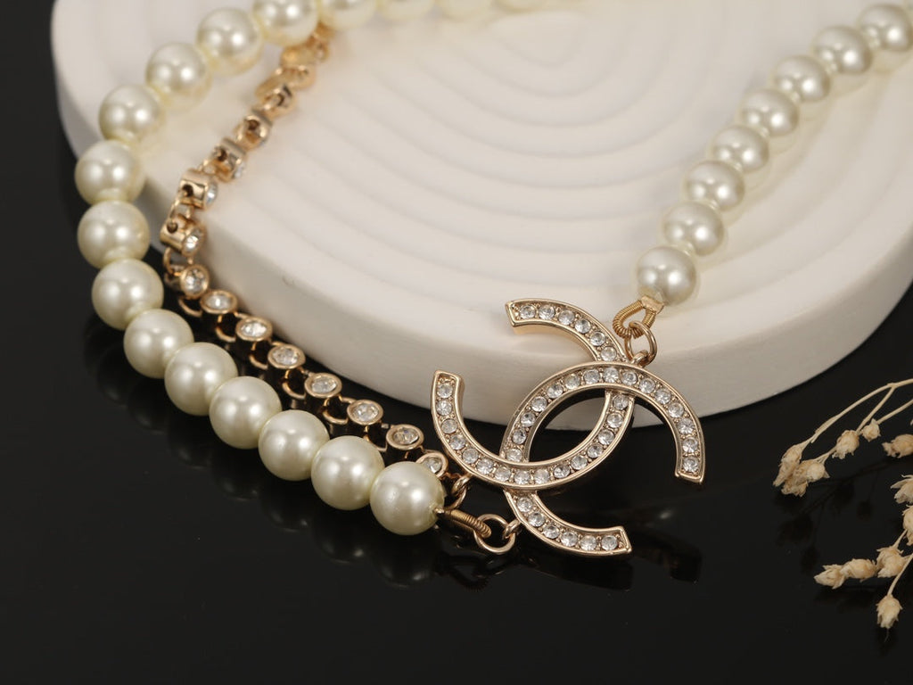 Chanel Pearls 18K Gold Necklace product image 6, provided for visual reference and product detail review