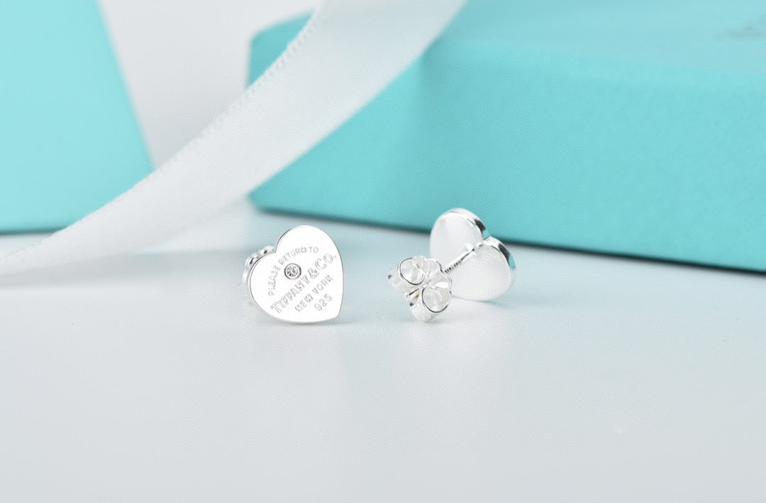 Tiffany Return to Heart 18K Gold Earrings product image 7, provided for visual reference and product detail review