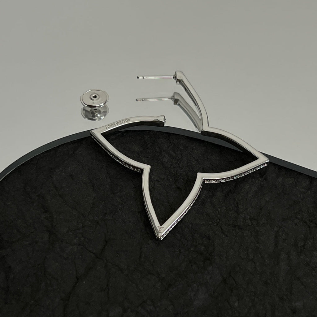 Louis Vuitton Debuts Blossom 18K Gold Earrings product image 6, provided for visual reference and product detail review