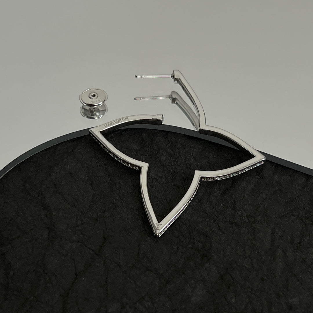 Louis Vuitton Debuts Blossom 18K Gold Earrings product image 6, provided for visual reference and product detail review