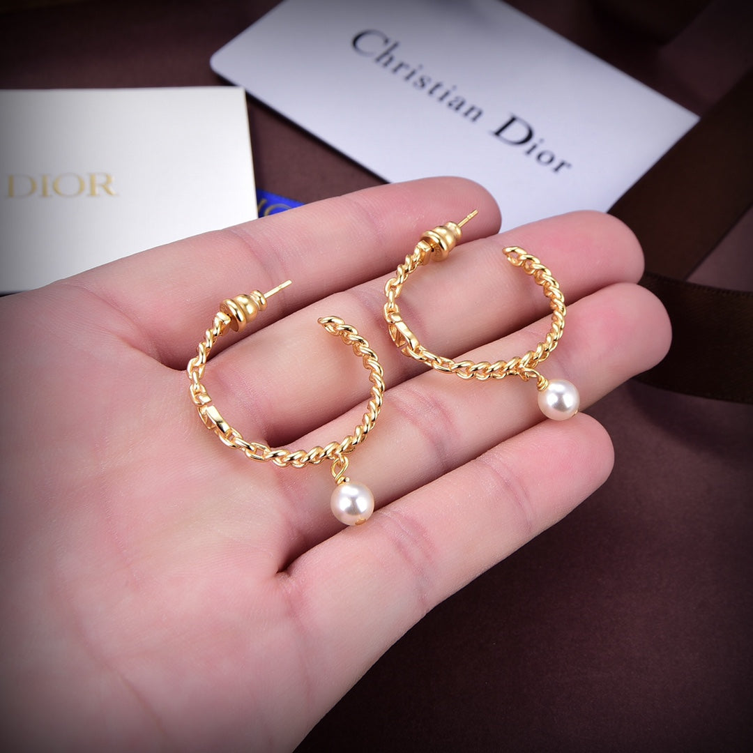 Dior 30 Montaigne 18K Gold Earrings product image 3, provided for visual reference and product detail review