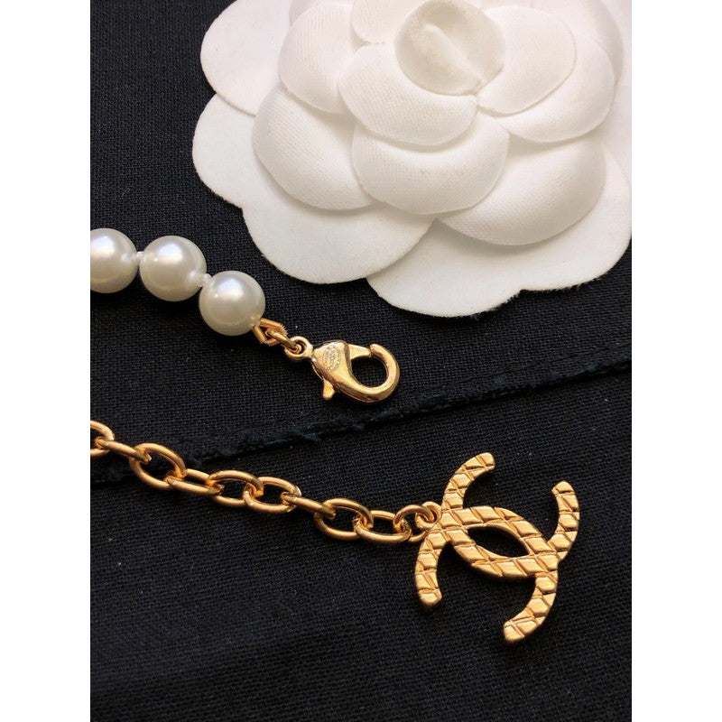 Chanel Pearl Bag Pendant 18K Gold Necklace product image 9, provided for visual reference and product detail review