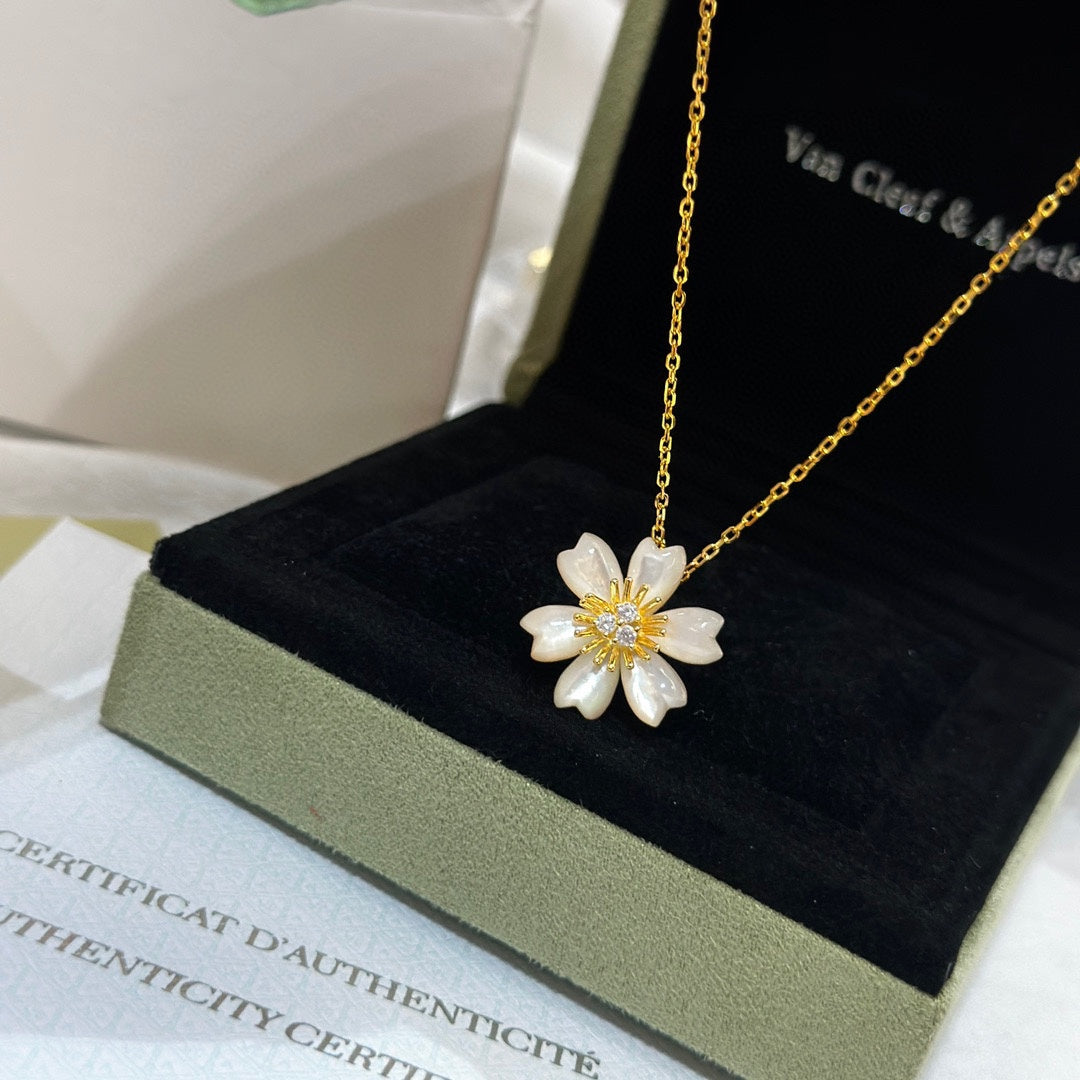 Rose de No?l 18K Gold Necklace product image 7, provided for visual reference and product detail review