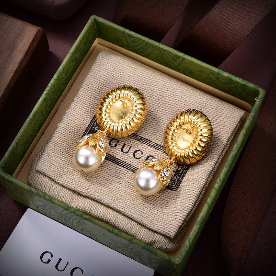 Gucci Double Pearl 18K Gold Earrings product image 5, provided for visual reference and product detail review
