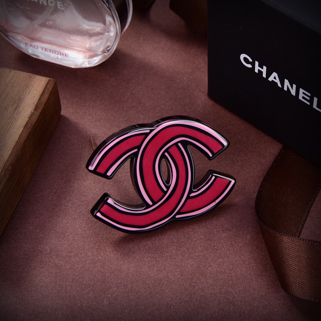 Chanel Pink 18K Gold Brooch product image 1, provided for visual reference and product detail review