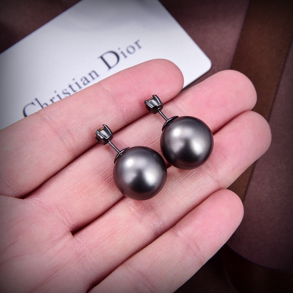Dior Tribales Black 18K Gold Earrings product image 2, provided for visual reference and product detail review