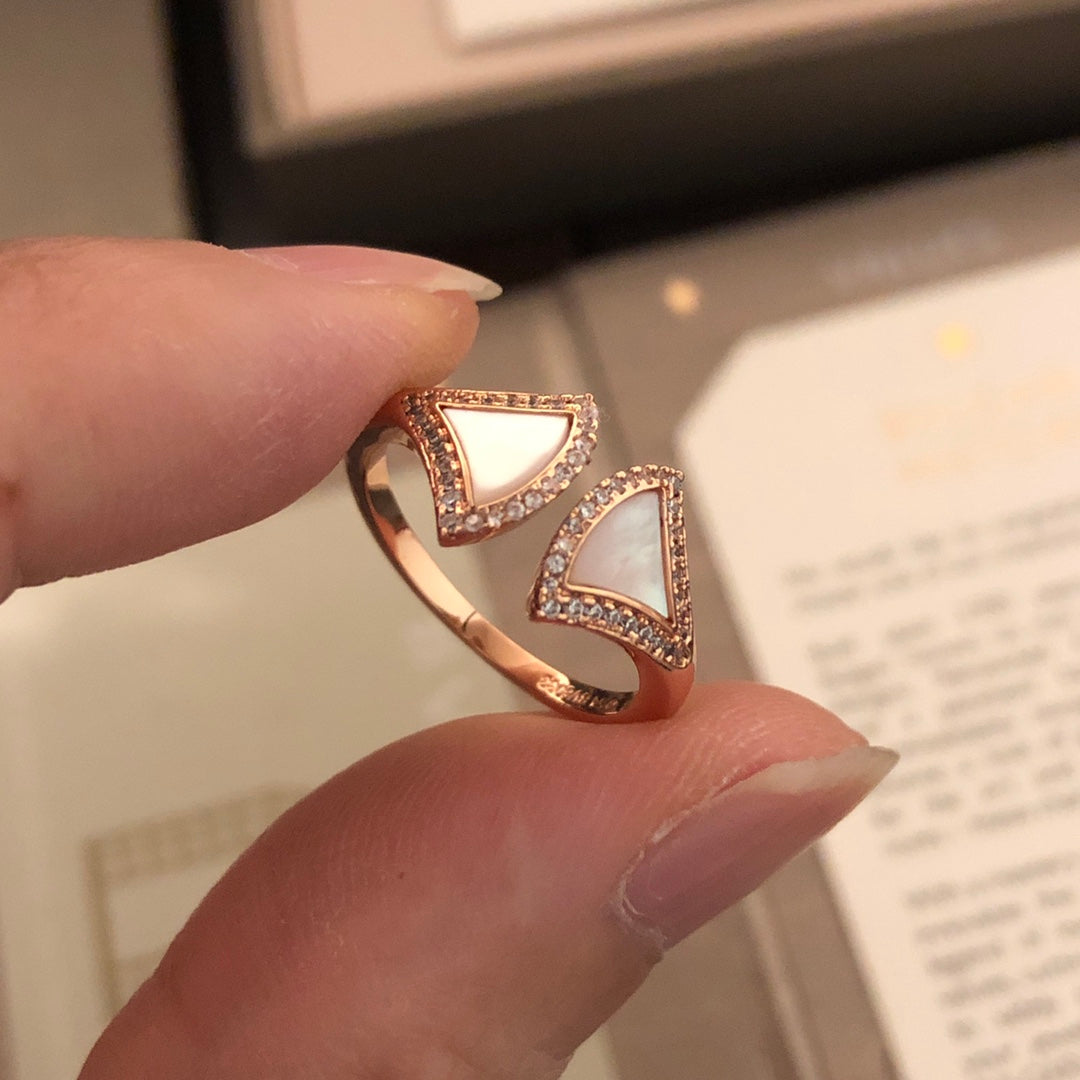 Bvlgari BVLGARI Dream Pearl 18K Gold Ring product image 12, provided for visual reference and product detail review