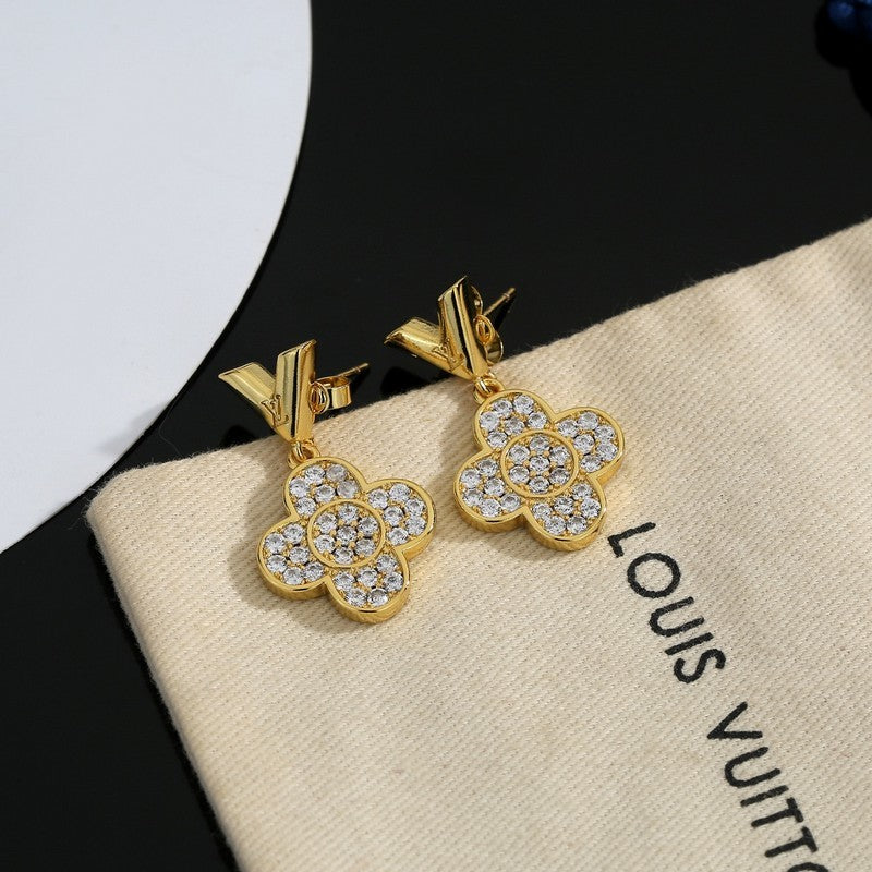 Louis Vuitton Diamond Flower 18K Gold Earrings product image 2, provided for visual reference and product detail review