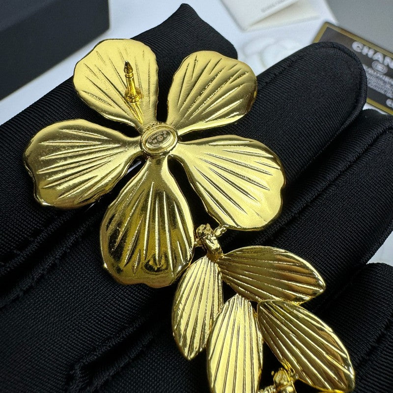 Chanel 26C Flower Crystal Drop Gold 18K Gold Brooch product image 6, provided for visual reference and product detail review