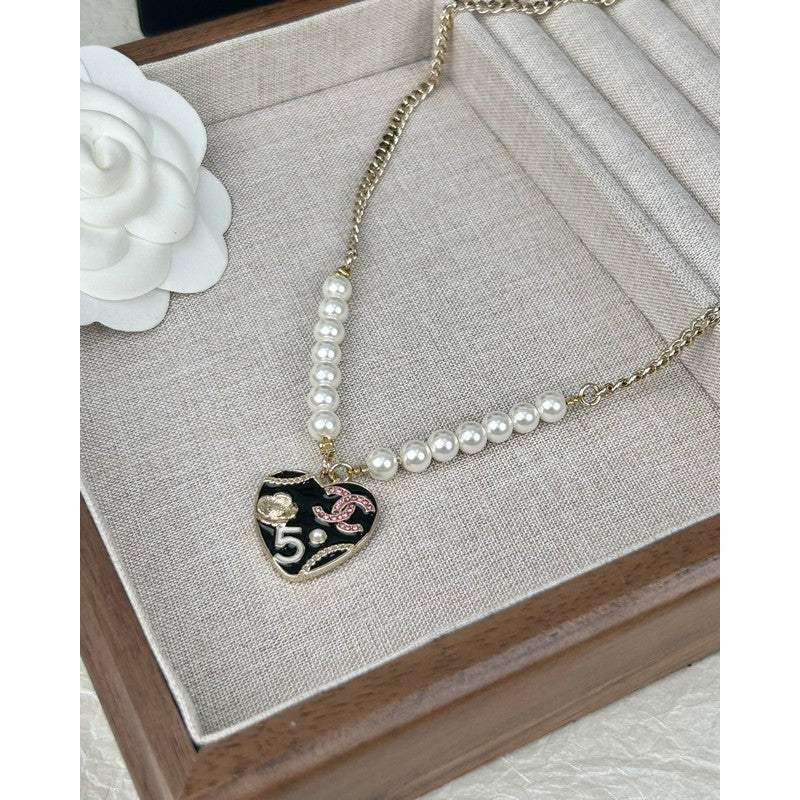 Chanel Pink & Black Heart Pearl 18K Gold Necklace product image 10, provided for visual reference and product detail review